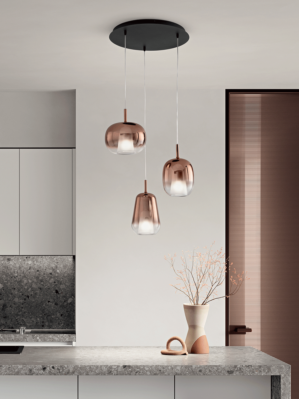 Sospensioni in vetro sfumato rame a 3 luci su rosone tondo — cucina moderna, showroom lampadari AvmLed Pescara Francavilla al Mare